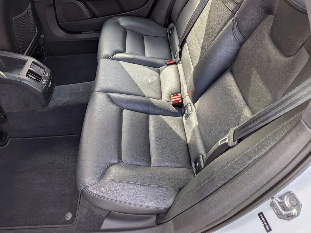 Used 2018 White Volvo T5 Momentum image 25