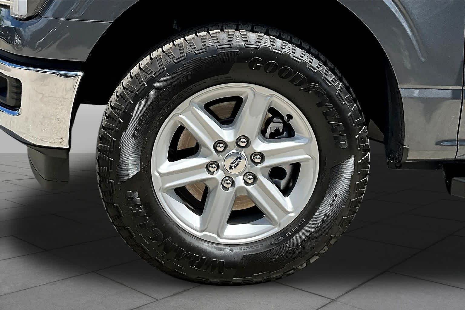 Used 2025 Carbonized Gray Metallic Ford LARIAT image 19