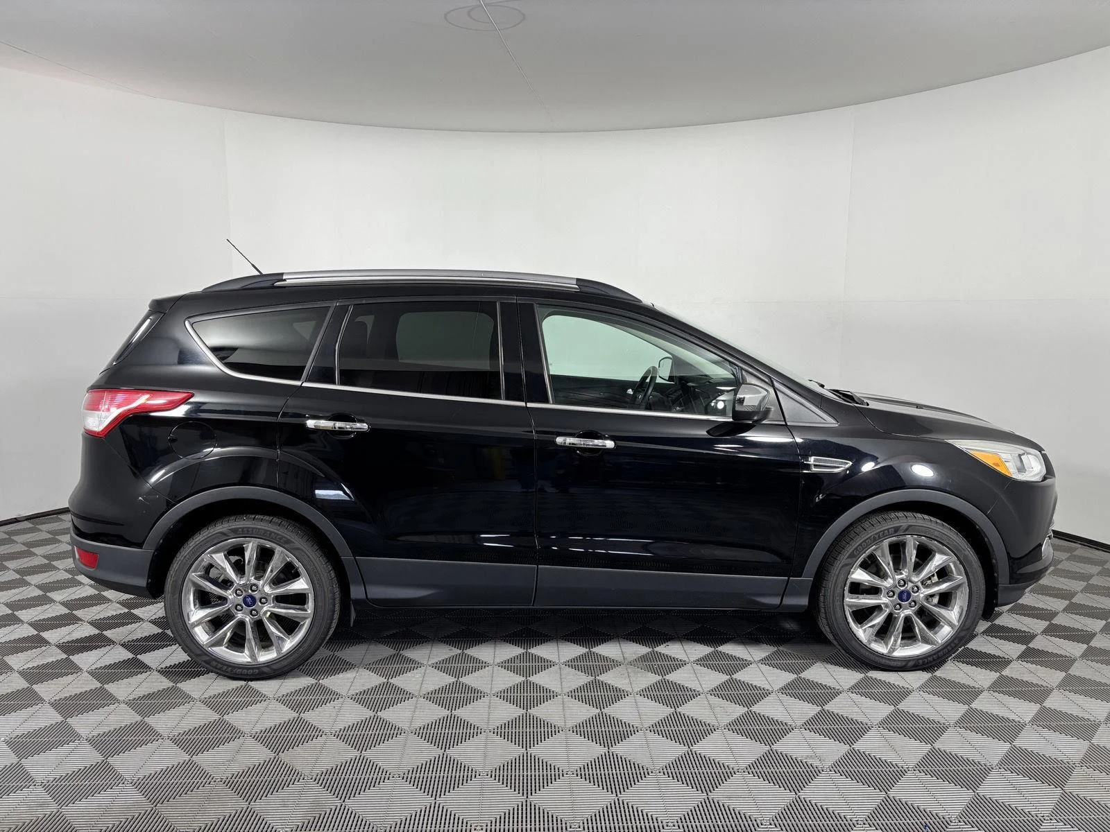 Used 2016 Shadow Black Ford SE image 9