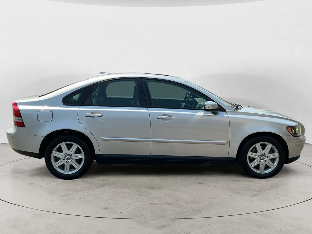 Used 2007 Silver Volvo 2.4i image 4