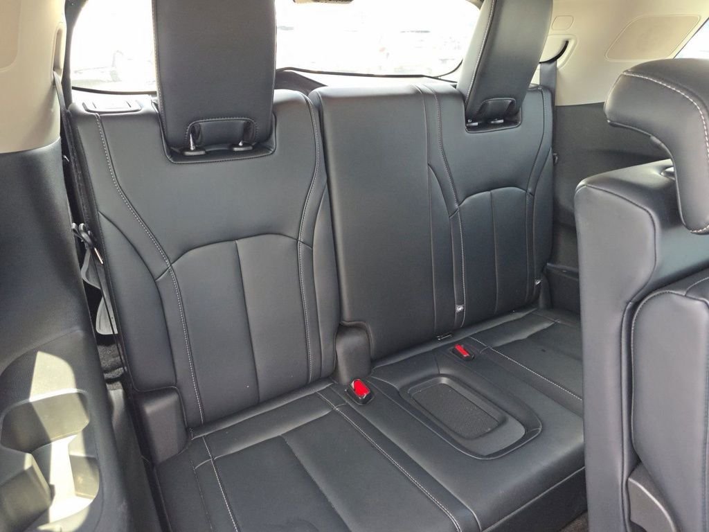 Used 2023 Silver INFINITI LUXE image 24