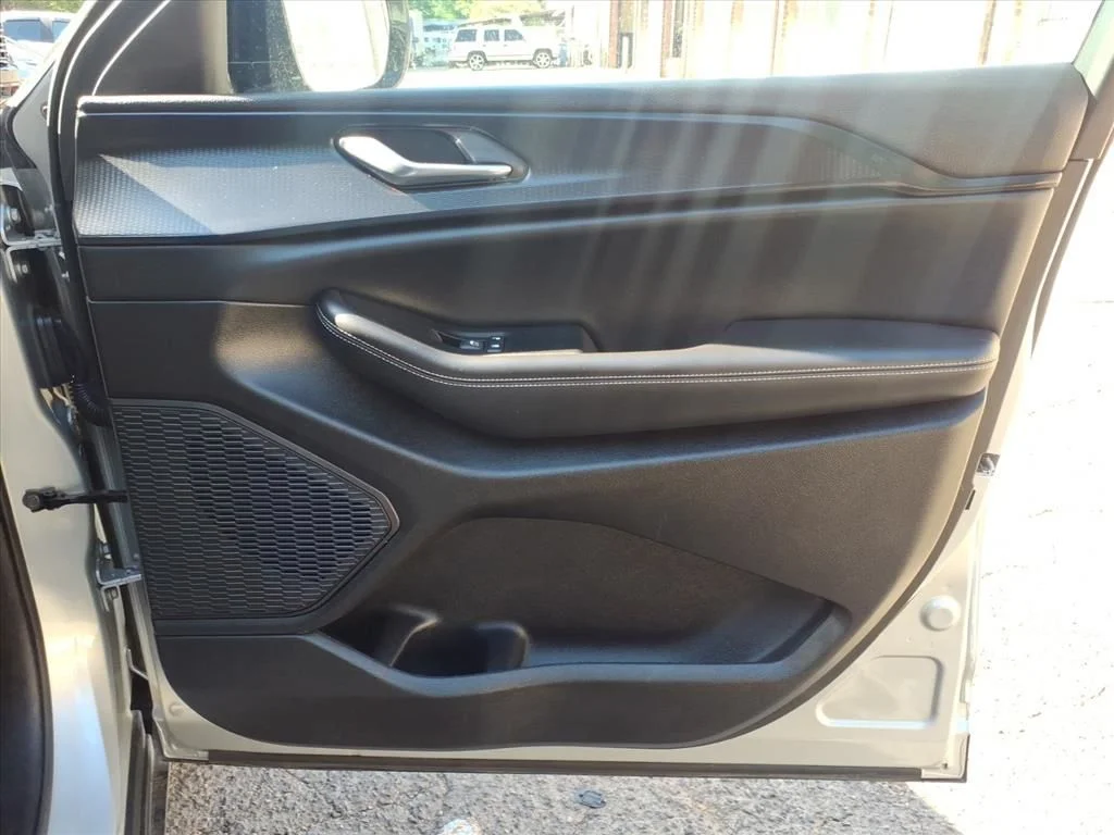 Used 2025 Silver Jeep Altitude image 31