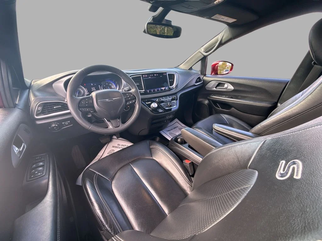 Used 2022 Red Chrysler Touring L image 14