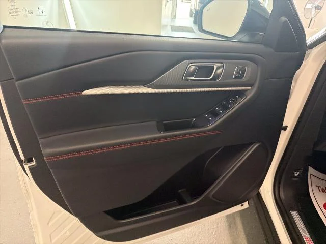 New 2027 Star White Metallic Tri-Coat Ford ST-Line image 31