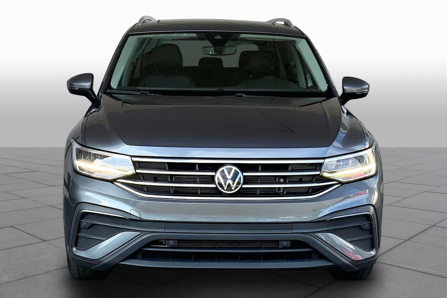 Used 2023 Platinum Gray Metallic Volkswagen SE image 4