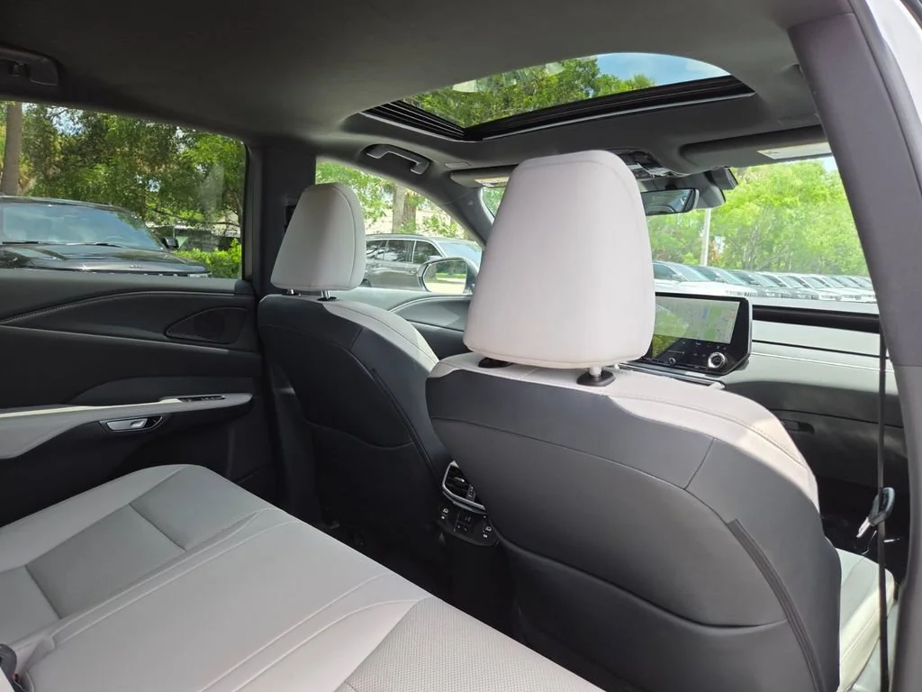 Used 2025 White Pearl Lexus RX 350h Premium image 17