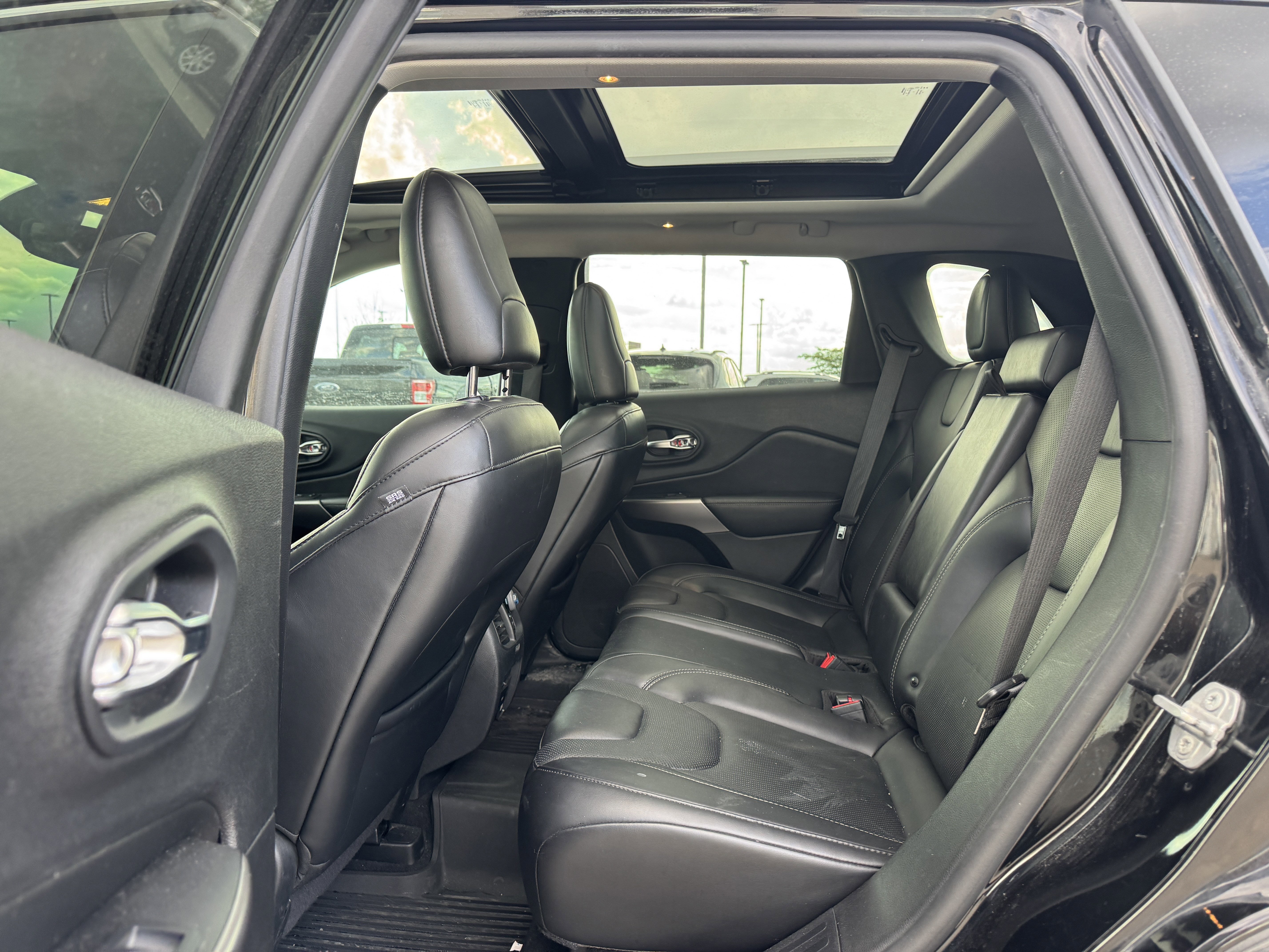 Used 2019 Diamond Black Crystal Pearlcoat Jeep Limited image 6
