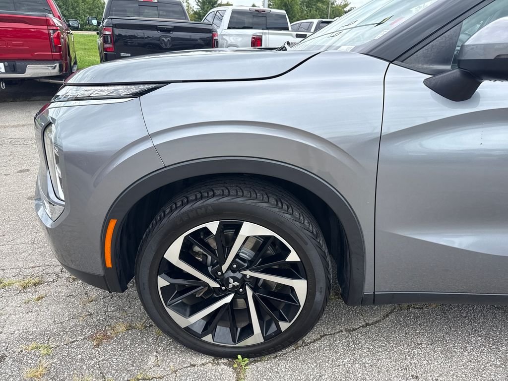 Used 2022 Gray Mitsubishi SE image 10