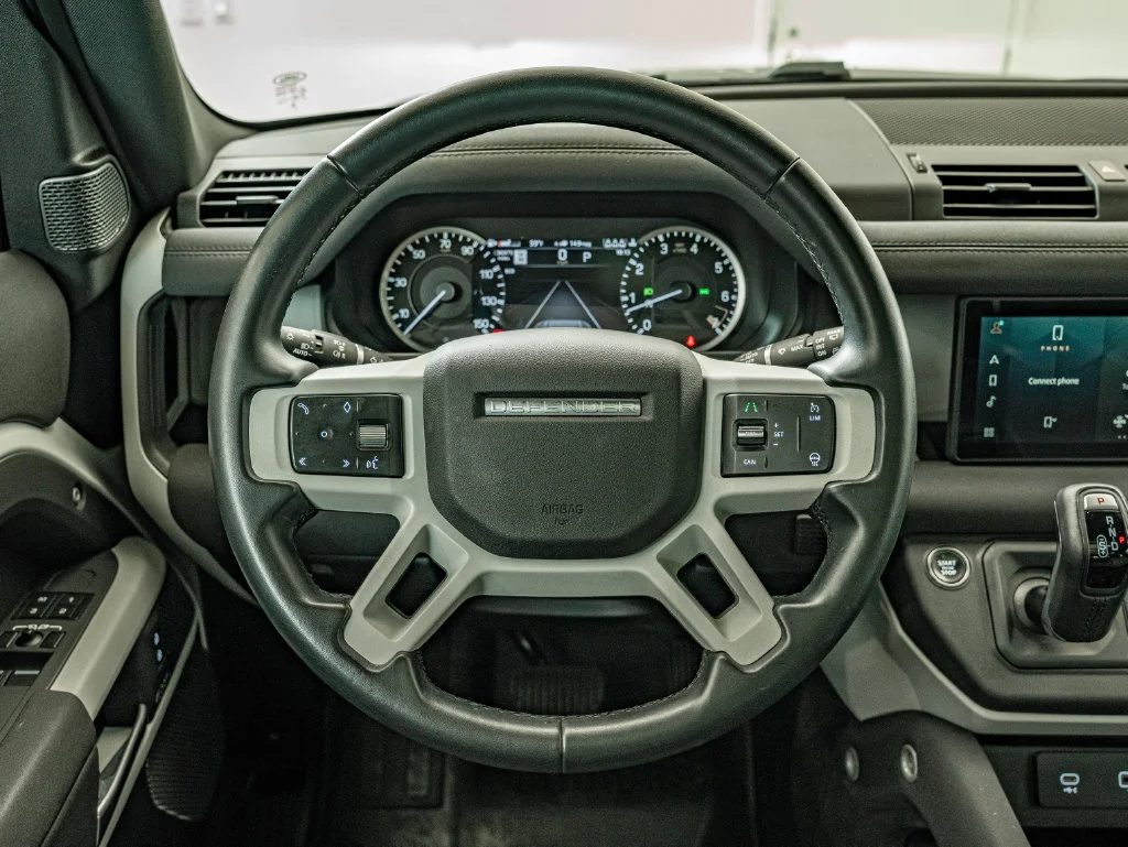 Used 2023 White Land Rover X-Dynamic SE image 22