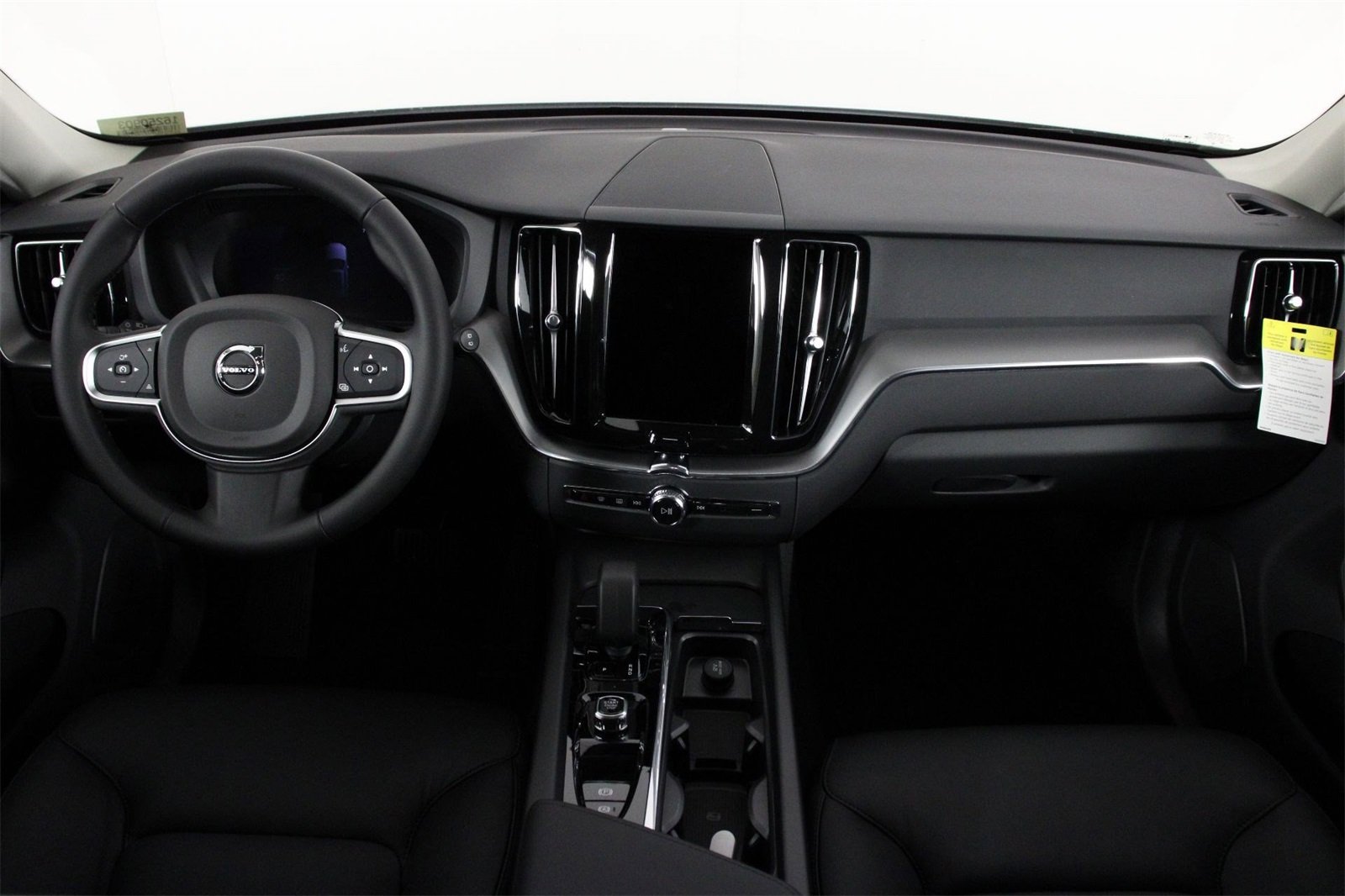 2025 Volvo XC60 B5 Core photo 4