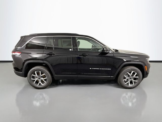 New 2027 High-Gloss Black Paint Jeep Laredo X image 8