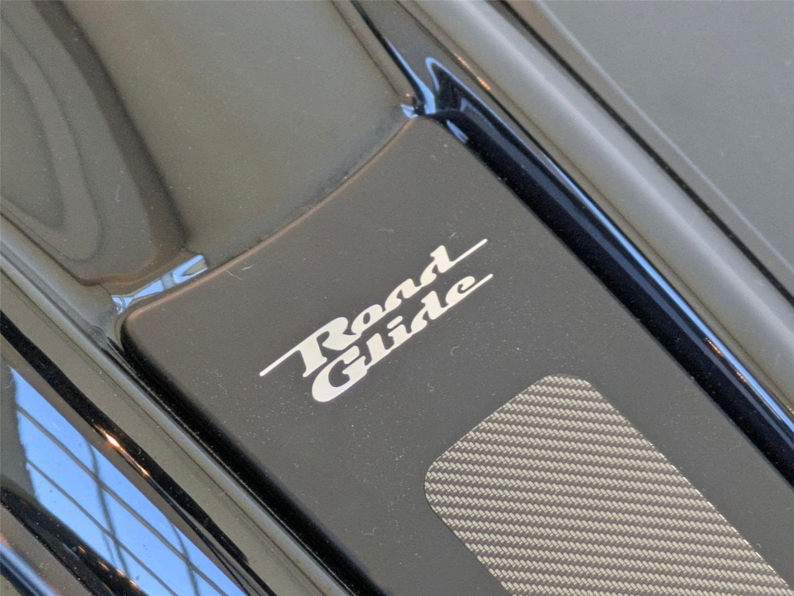 Used 2025 BLACK HARLEY DAVIDSON ROAD GLIDE image 14