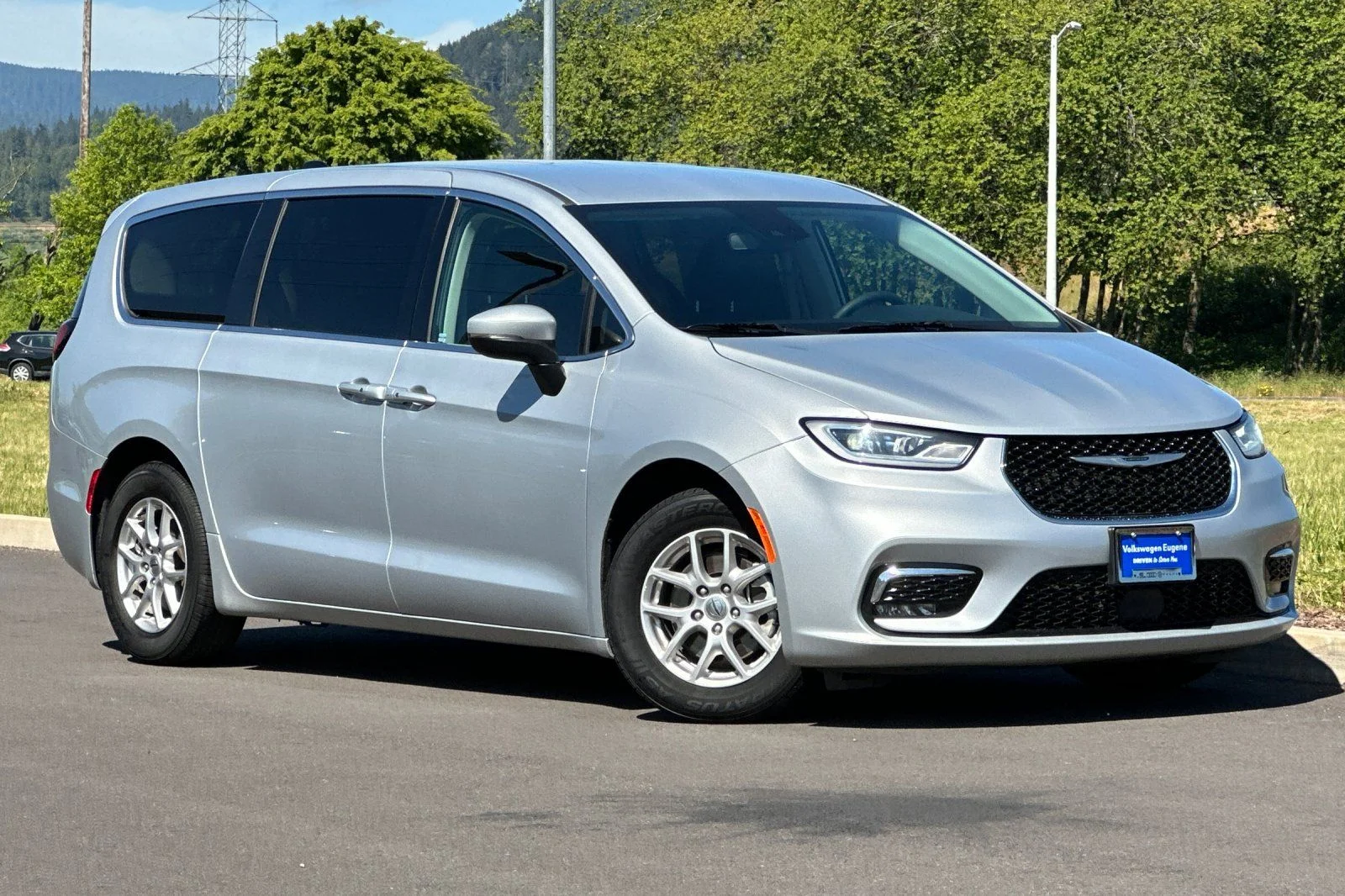 2023 Chrysler Pacifica Touring L's photo