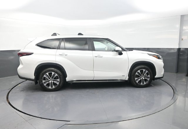 Used 2026 Beige Toyota XLE image 9