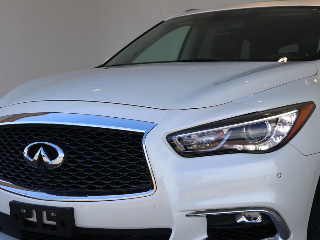 Certified Used 2017 White INFINITI Base image 11