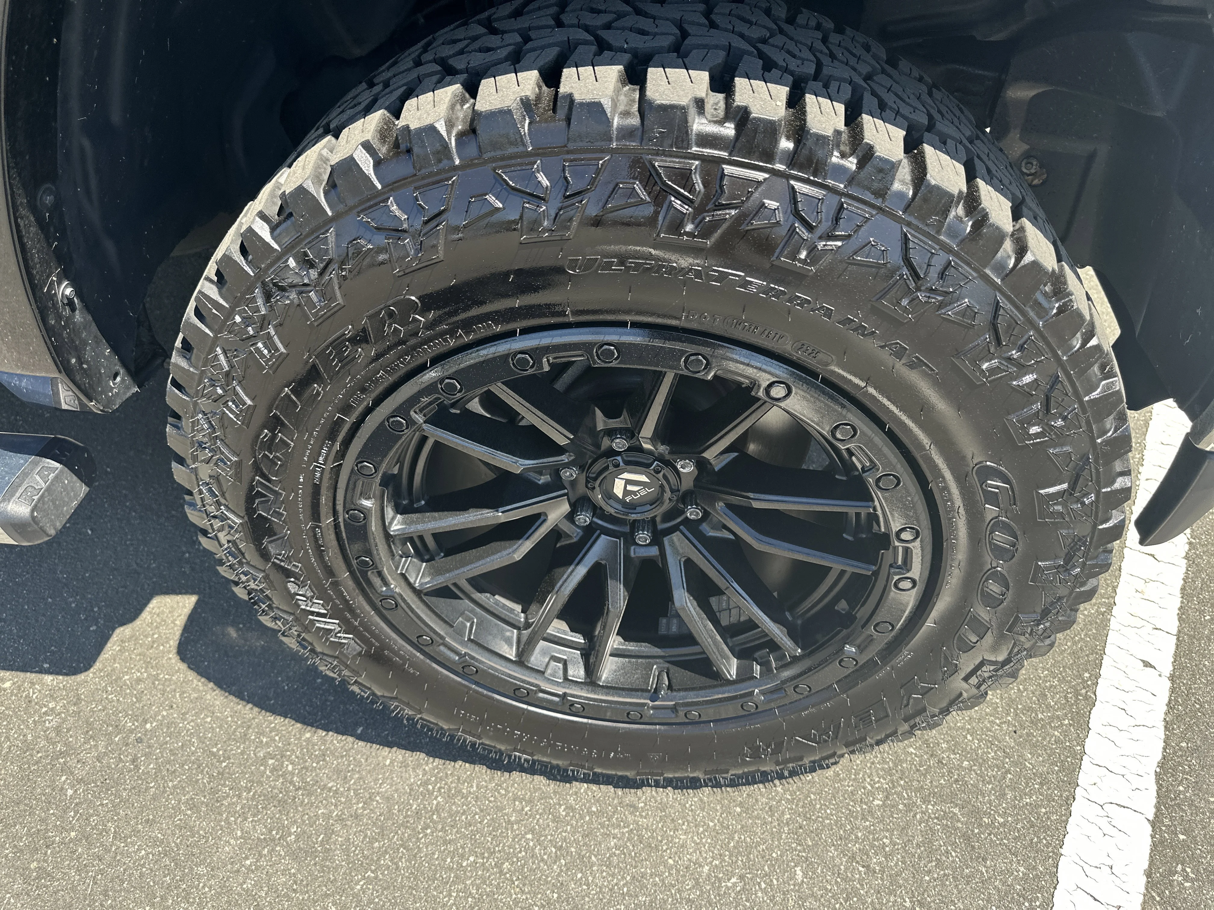 Used 2020 Diamond Black Crystal Pearlcoat Ram Laramie image 41