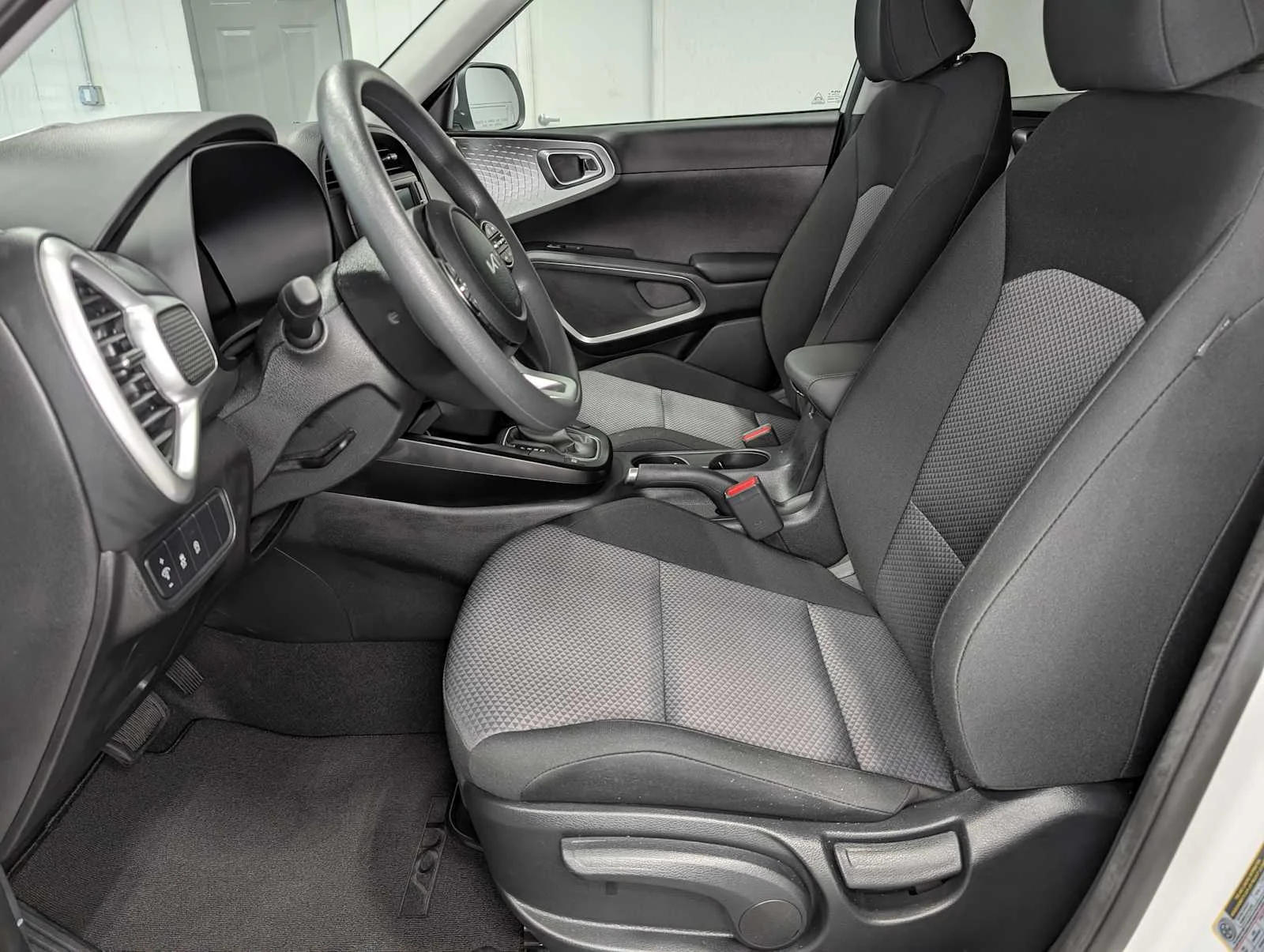 Certified Used 2025 Snow White Pearl Kia LX image 4