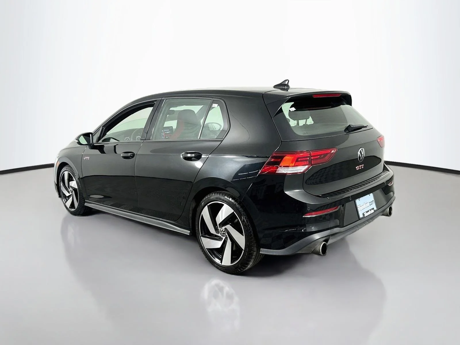Used 2025 Mythos Black Metallic Volkswagen 2.0T S image 5