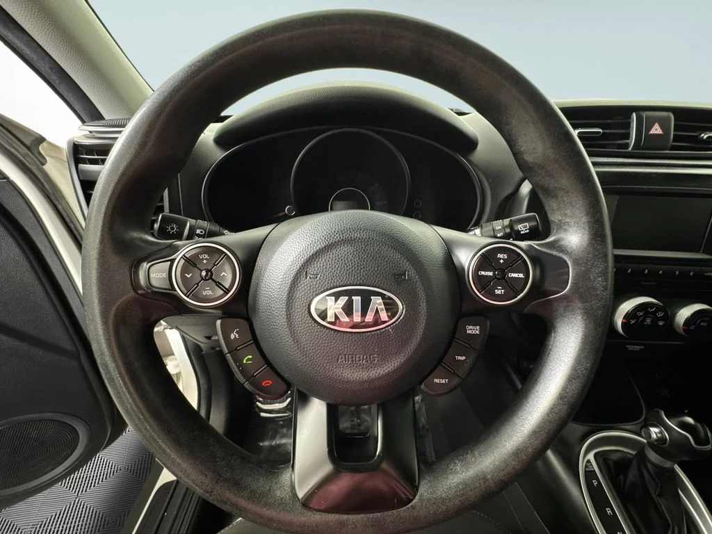 Used 2018 White Kia Base image 22