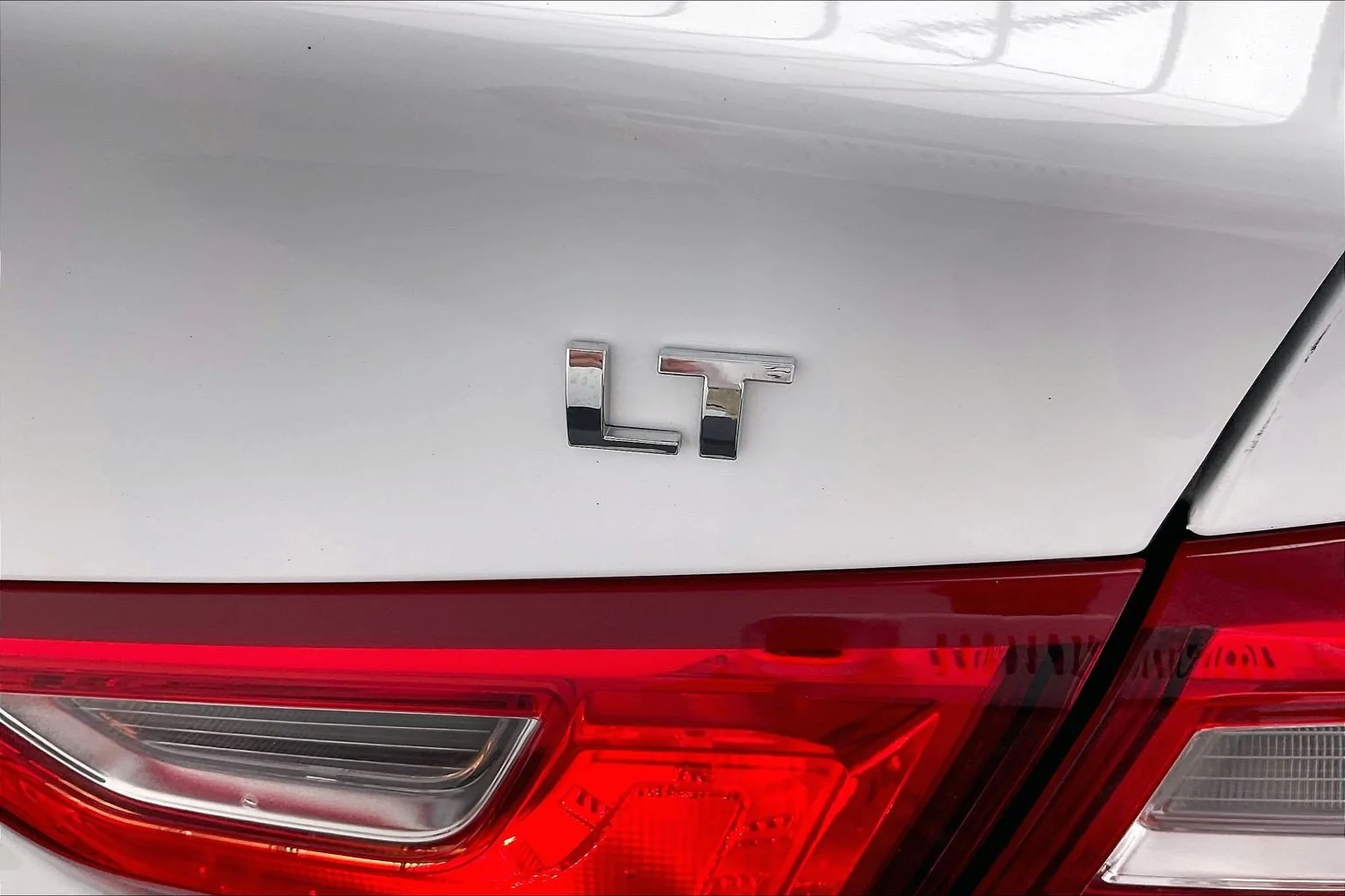 Used 2025 Summit White Chevrolet LT image 7