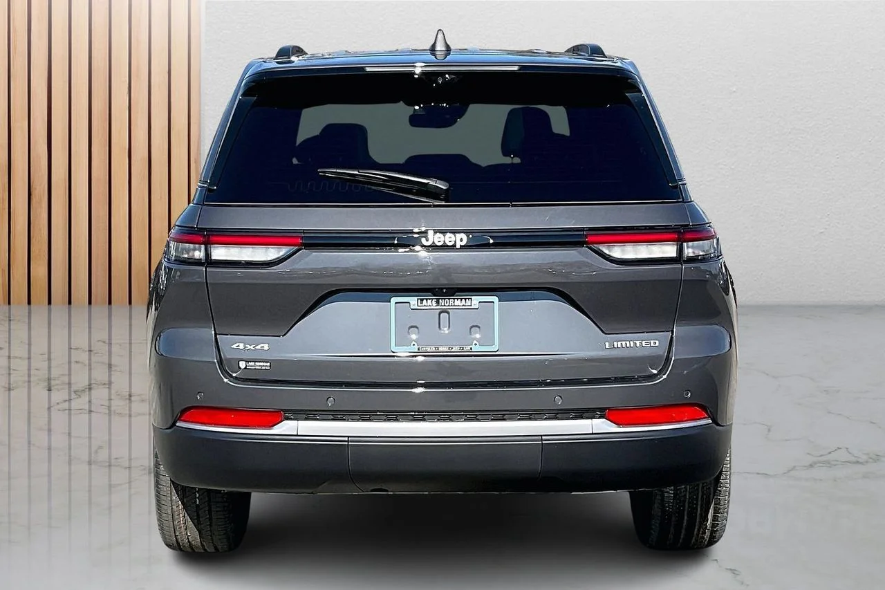 New 2026 Baltic Gray Metallic Clear-Coat Exterior Paint Jeep Limited image 7