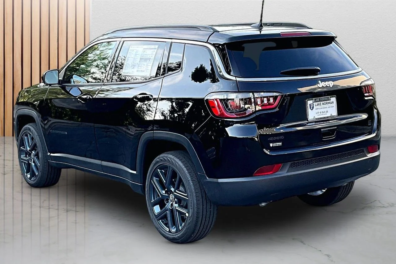 New 2026 Diamond Black Crystal Pearlcoat Jeep Latitude image 6