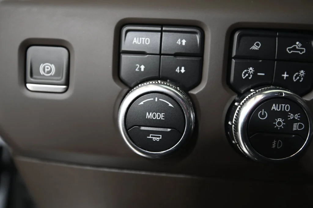 Used 2024 White Frost Tricoat GMC Denali image 31