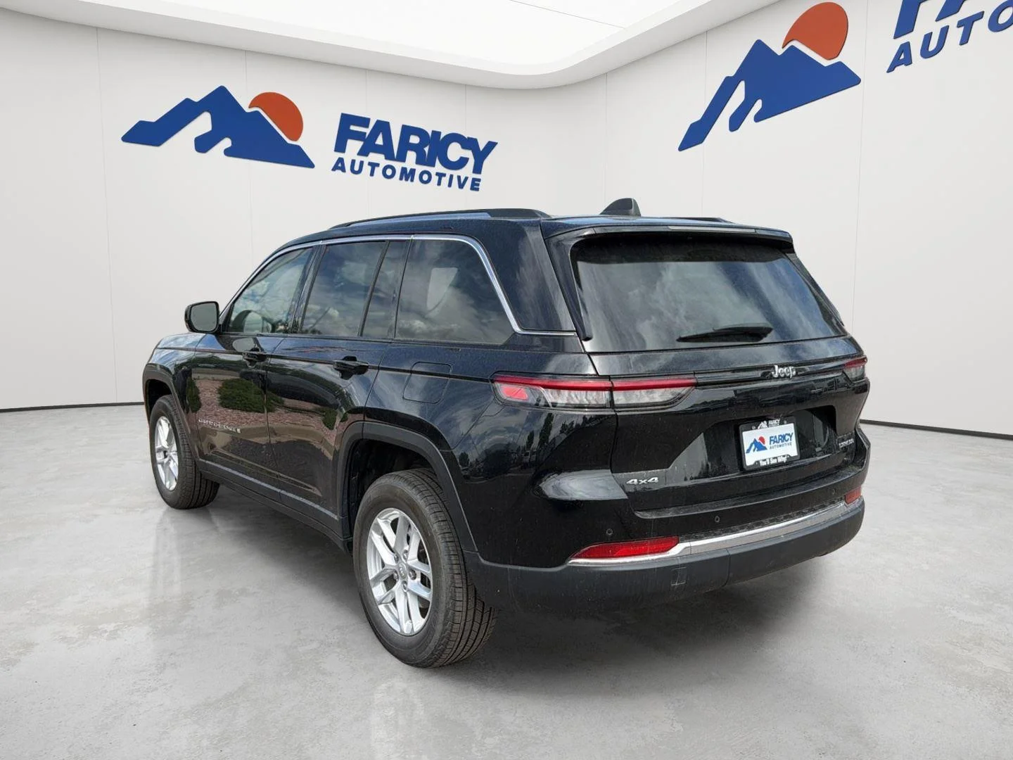 Used 2023 Diamond Black Crystal Pearlcoat Jeep Laredo image 7