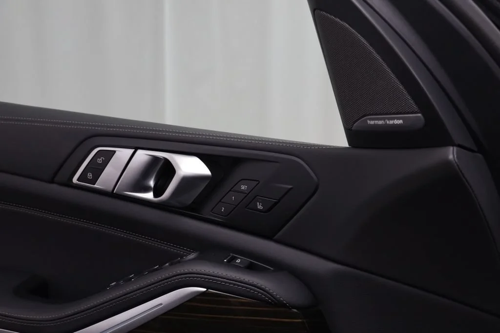 New 2026 BLACK SAPPHIRE BMW xDrive40i image 8