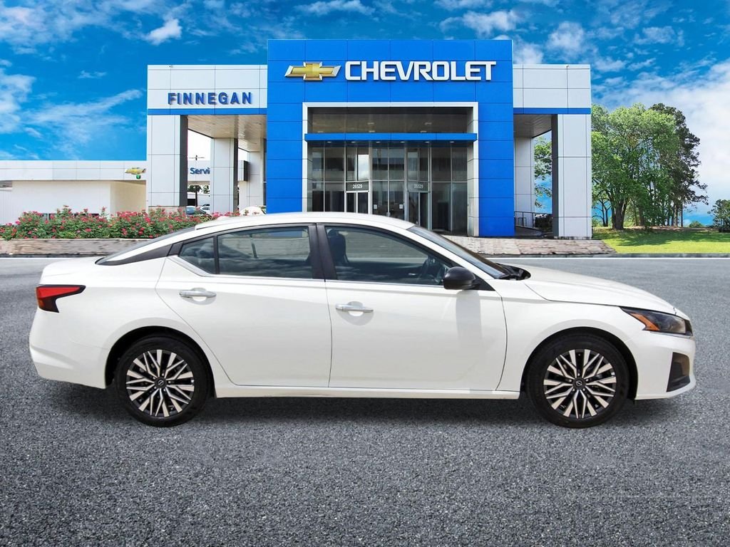 Used 2025 White Nissan 2.5 SV image 8