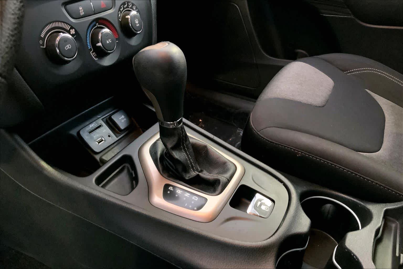 Used 2014 Bright White Clearcoat Jeep Sport image 16