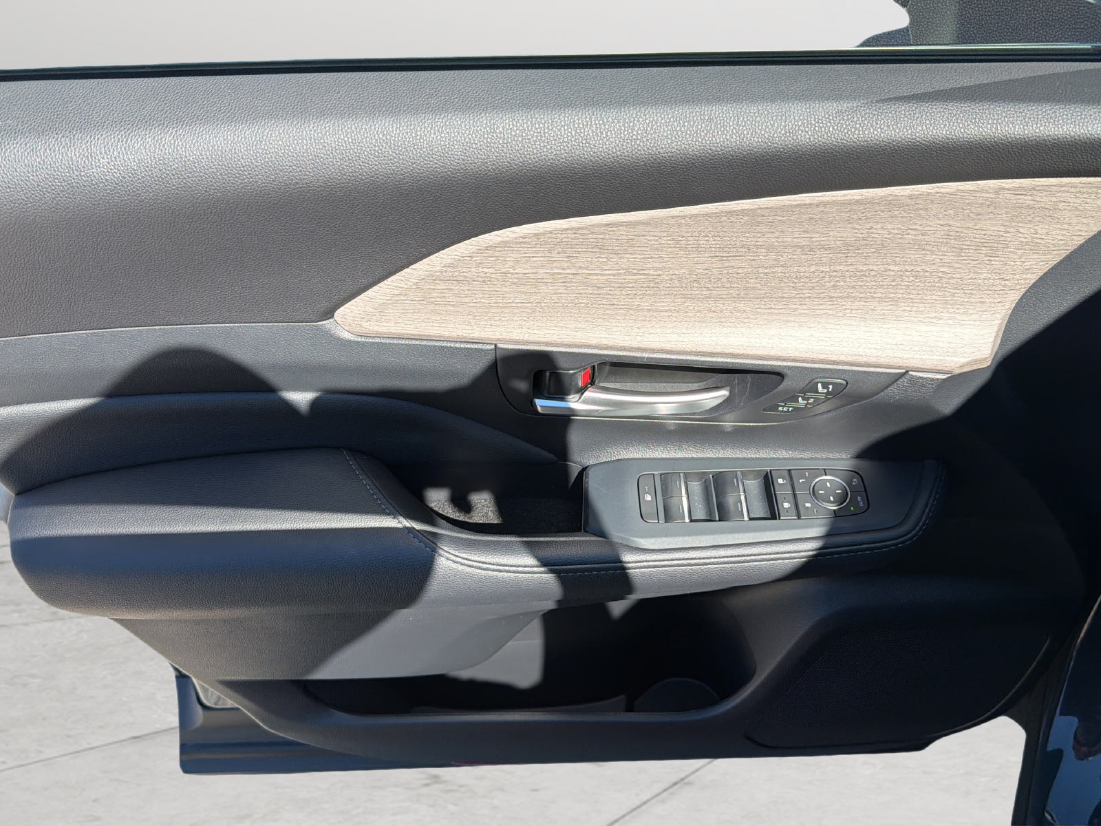 Used 2025 Cloud Toyota Limited image 28