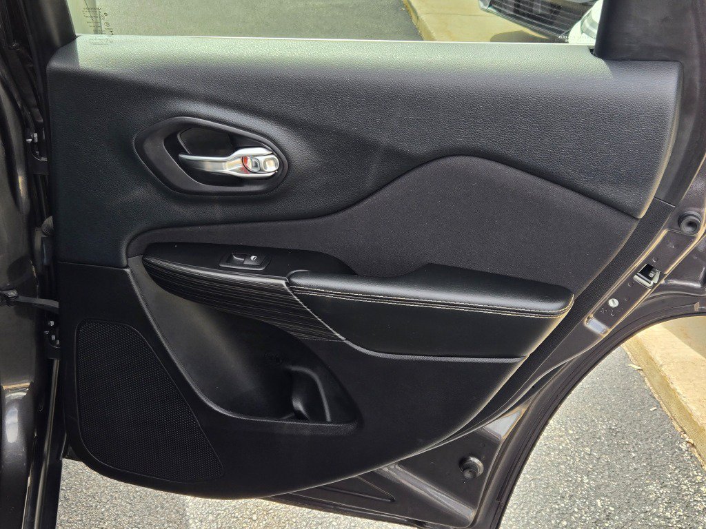 Used 2014 Crystal Metallic Jeep Latitude image 8
