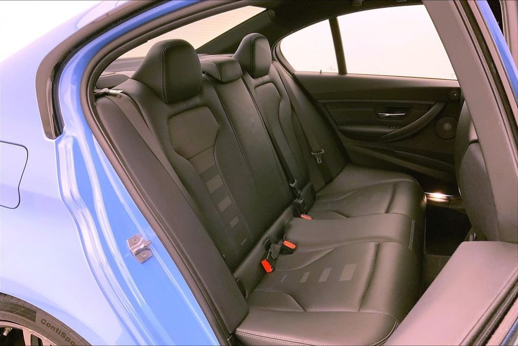 Used 2018 Yas Marina Blue Metallic BMW  image 15