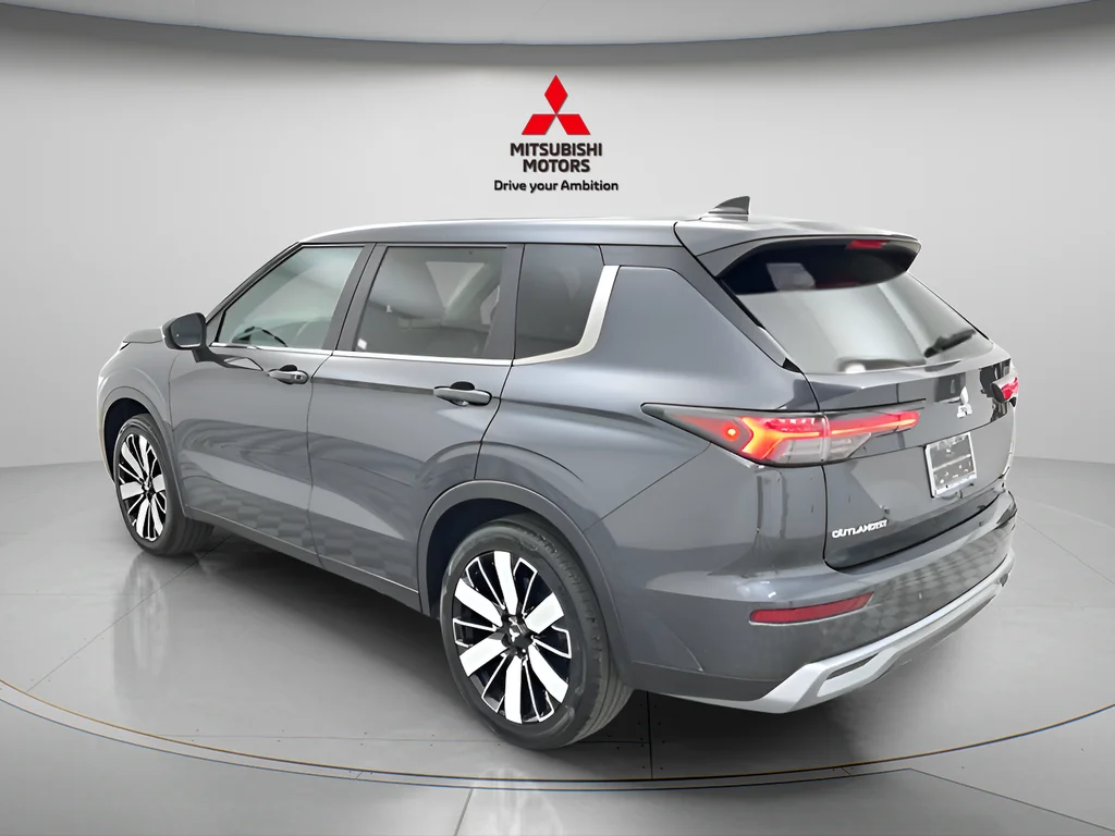 Used 2025 Moonstone Gray Metallic/Black Roof Mitsubishi SE image 6