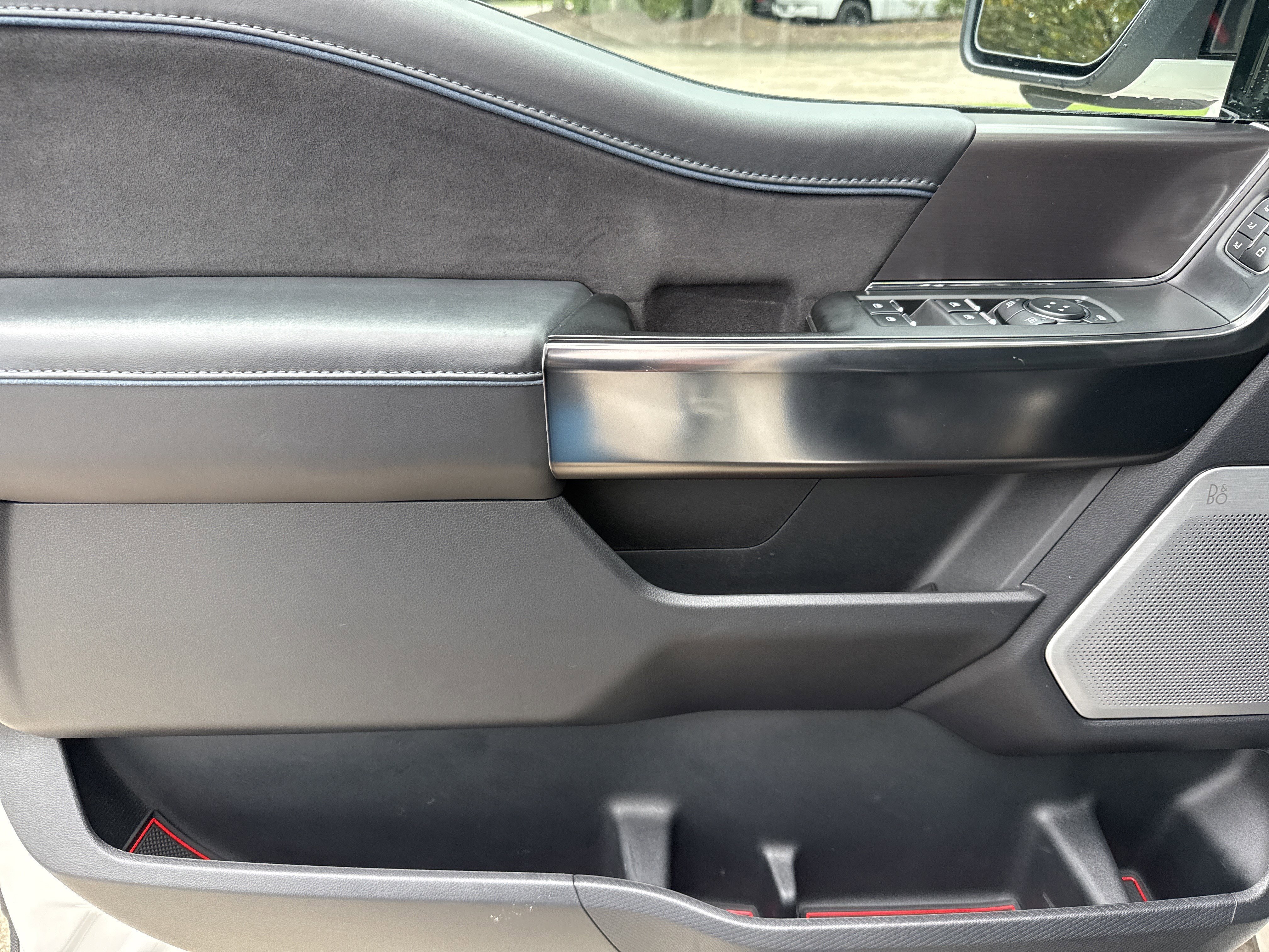 Used 2024 White Metallic Ford Platinum image 10