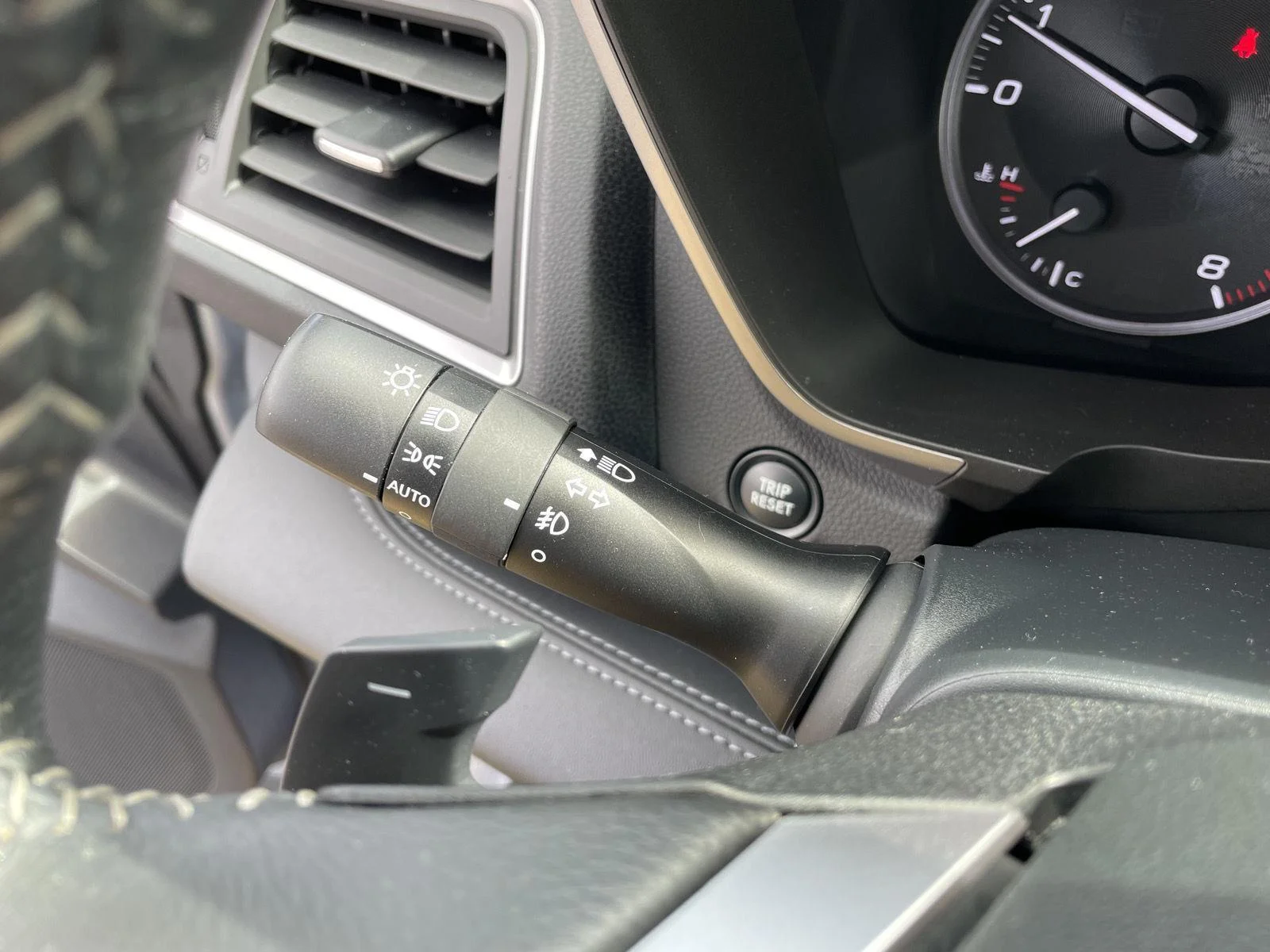 Used 2024 Ice Silver Metallic Subaru Limited image 19