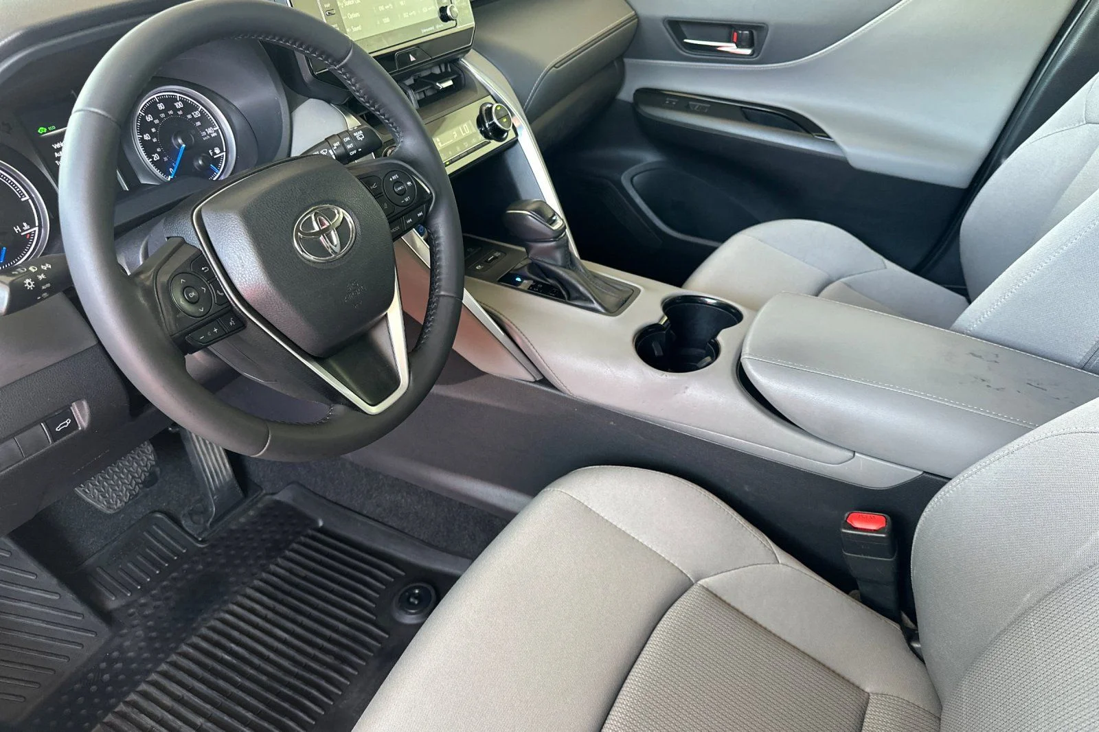 Used 2022 White Toyota LE image 17