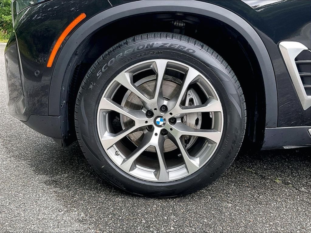 Used 2024 Black BMW xDrive40i image 7