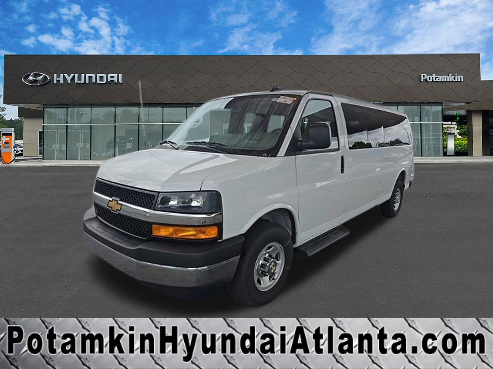 2025 Chevrolet Express 3500 LT Extended's photo