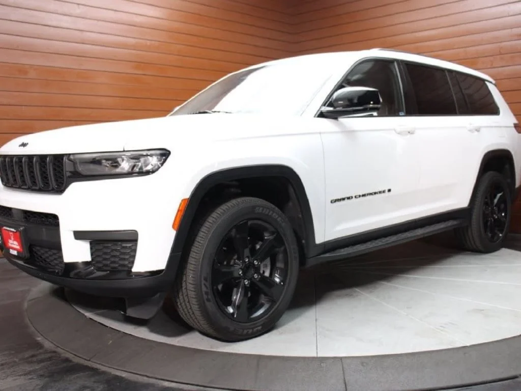 Used 2023 Bright White Clearcoat Jeep Altitude image 31