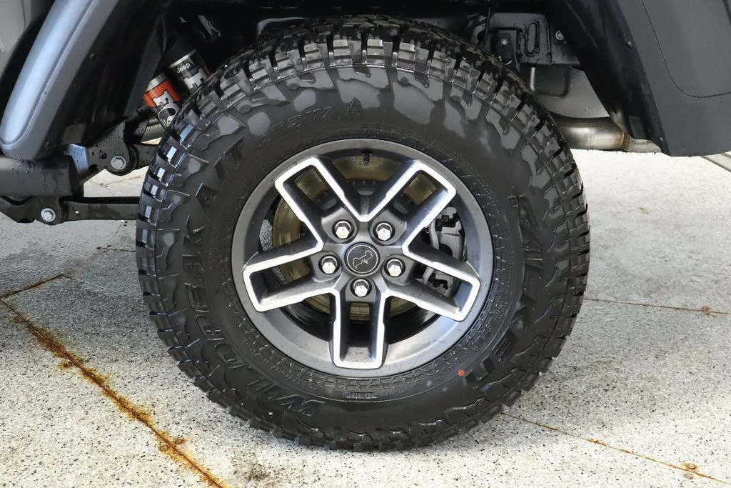 New 2026 Granite Crystal Metallic Clearcoat Jeep Mojave image 18