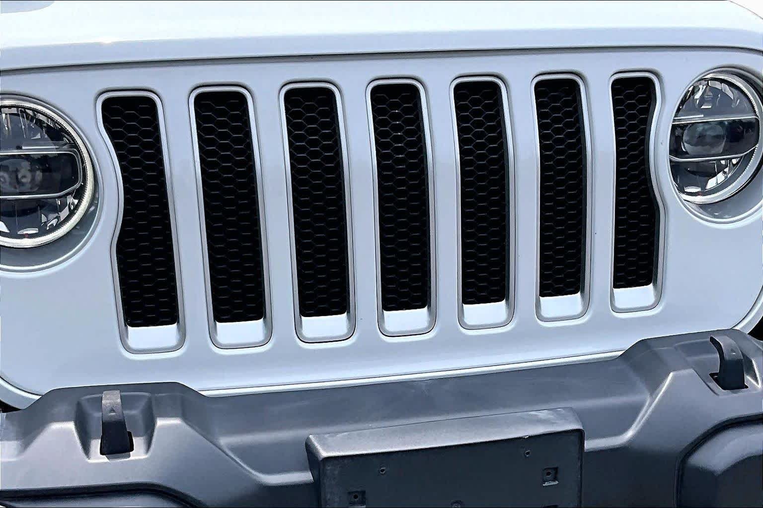 Used 2022 Bright White Clearcoat Jeep Unlimited Sahara image 28
