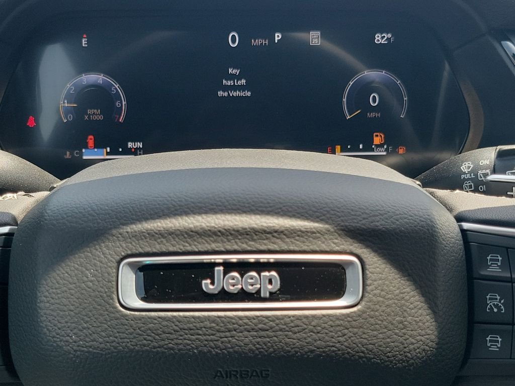New 2026 Diamond Black Crystal Pearl-Coat Exterior Paint Jeep Limited Reserve image 19