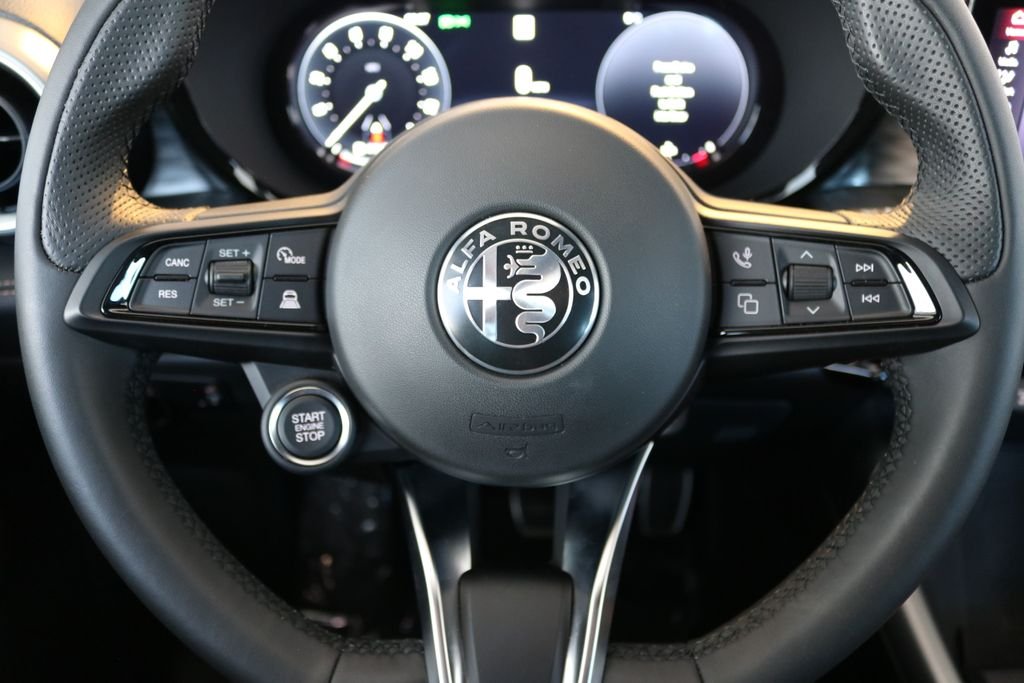 New 2025 Milano White Exterior Paint Alfa Romeo Base image 43