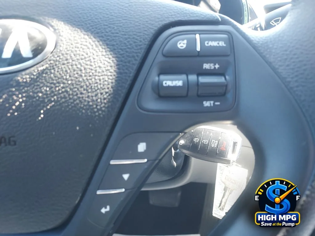 Used 2017 White Kia LX image 21