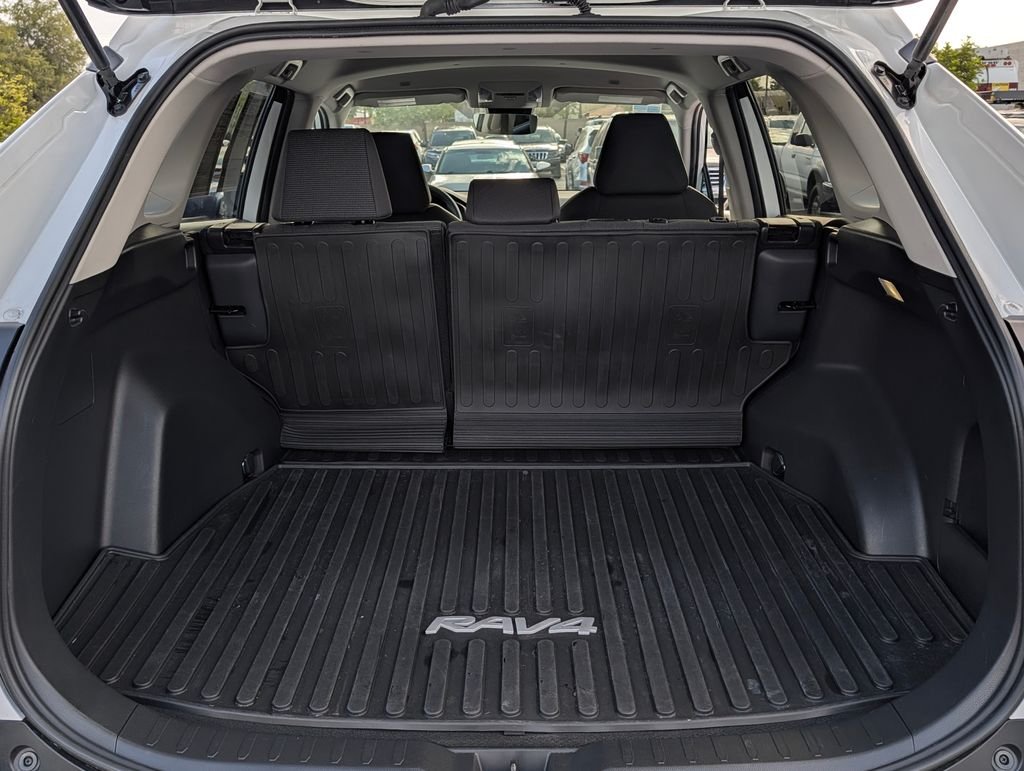 2024 Toyota RAV4 LE - Photo 10