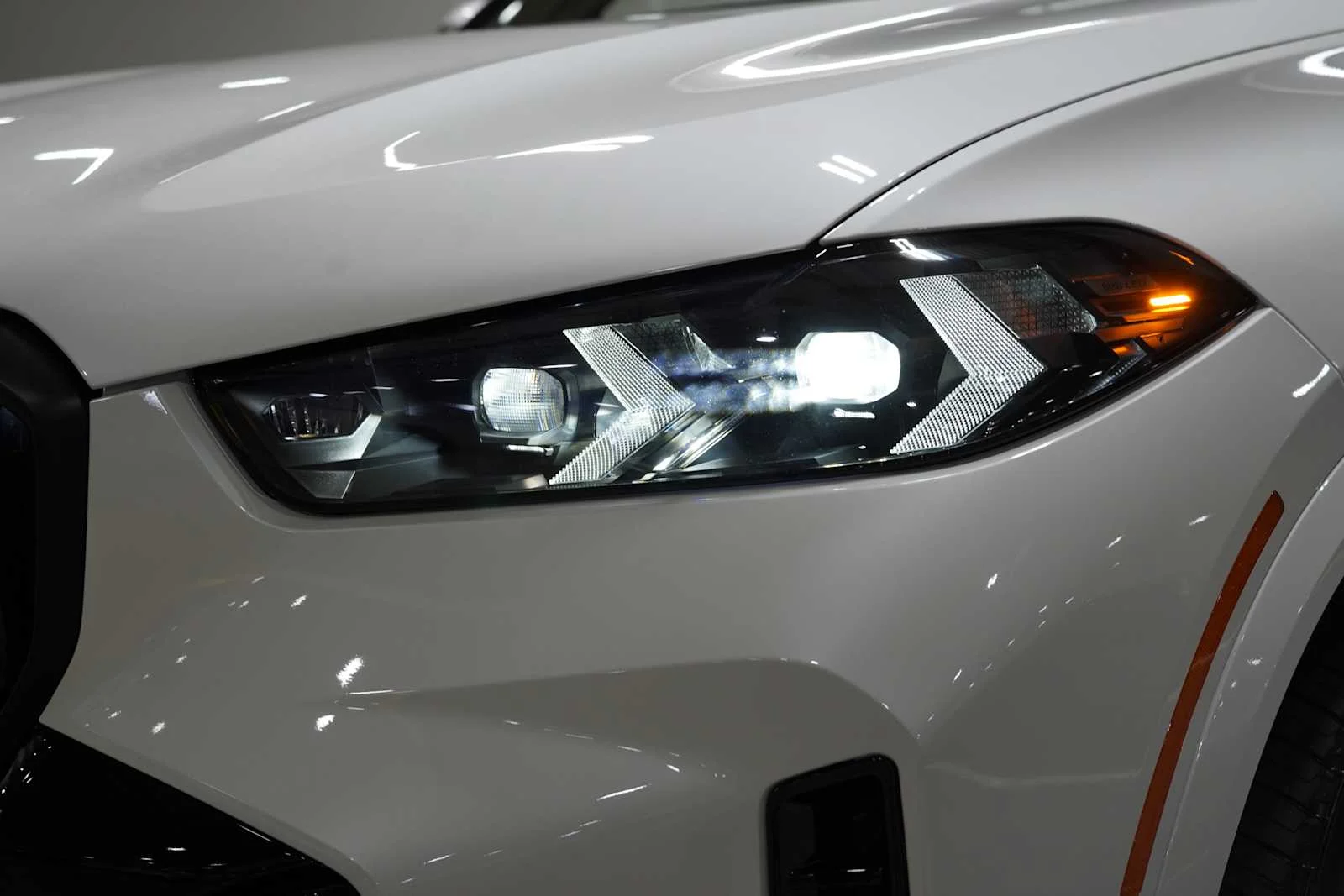 New 2026 Mineral White Metallic BMW xDrive40i image 6