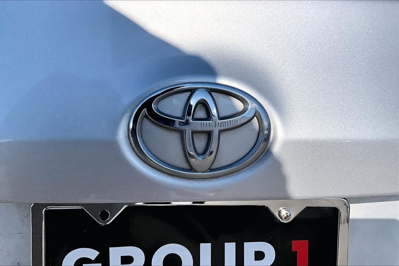 Used 2016 Classic Silver Metallic Toyota L image 30