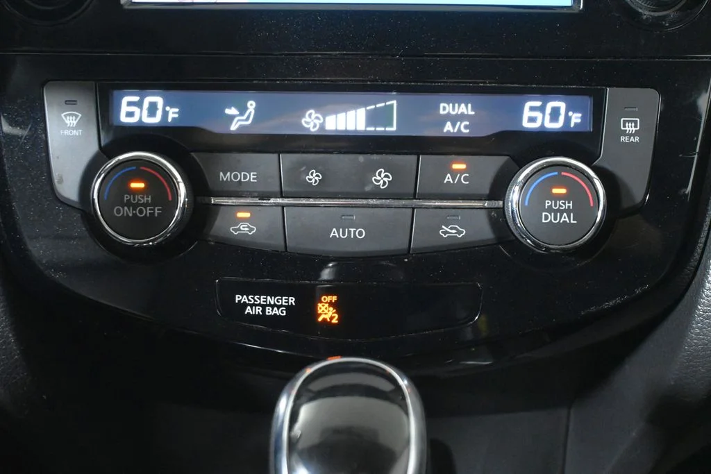 Used 2017 Blue Nissan SL image 22